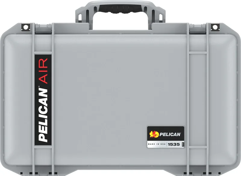 같은 케이스를 정면에서 본 모습. 앞면에 붉은 "PELICAN AIR" 글자와 모델 라벨