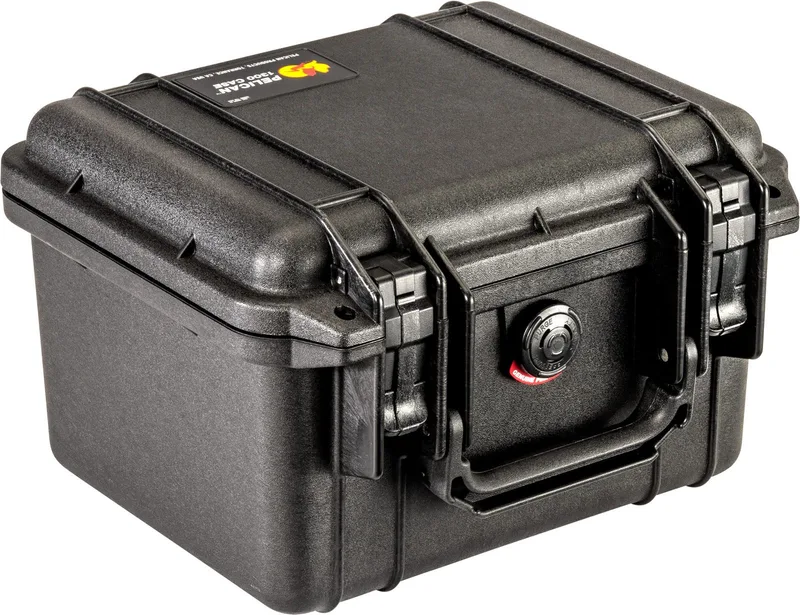 깊이가 있는 검은 케이스가 닫힌 채 비스듬히 놓여 있다. 걸쇠 둘과 붉은 밸브가 보인다