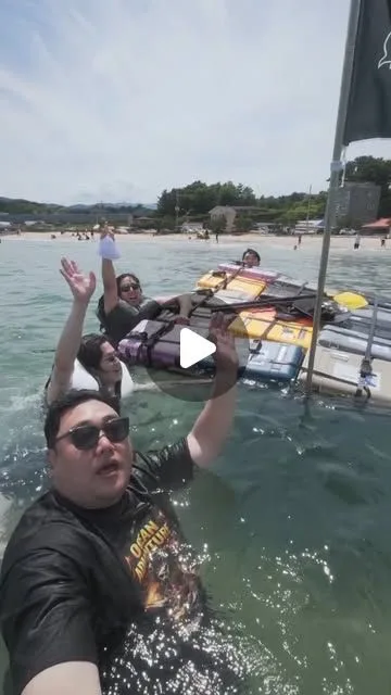 바다에서 펠리칸 케이스로 만든 뗏목에 올라탄 사람들